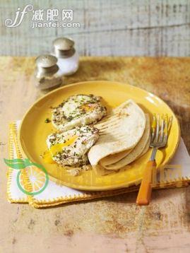 食品,桌子,室内,叉,鸡蛋_562483539_Beid bi tom, Middle Eastern fried eggs sprinkled with mint, served with flatbread_创意图片_Getty Images China