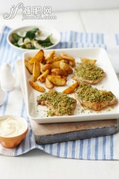 饮食,影棚拍摄,盘子,晚餐,午餐_160014633_Plate of crusted pork and potatoes_创意图片_Getty Images China