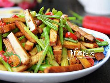 减肥晚餐吃什么好 香干炒芹菜