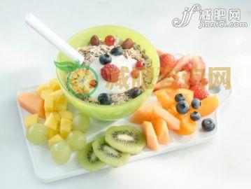 影棚拍摄,碗,酸奶,早餐,多色的_107759033_Oat muesli with yoghurt and fruit_创意图片_Getty Images China