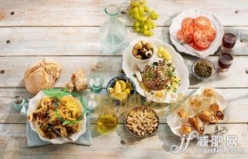 食品,海产,甜食,室内,盘子_562483549_Sicilian lunch, including pasta alla norma, Pesce spada in salmoriglio, granita di caffe espresso, toasted almonds, cannoli_创意图片_Getty Images China
