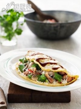 鸡,食品,蛋白卷,蛋卷,薄烤饼_gic7705500_Omelette with rice and chicken_创意图片_Getty Images China