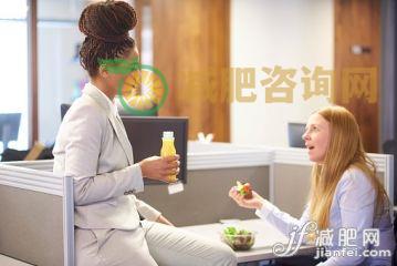 人,食品,工作场所,书桌,讨论_484171032_working lunch_创意图片_Getty Images China