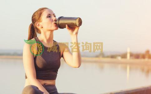 多喝水对减肥有好处吗 减肥多喝水好吗 夏天怎么减肥