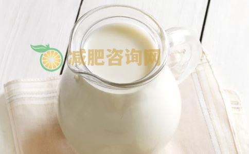 喝牛奶可以减肥吗 脱脂牛奶比低脂牛奶好吗 睡前喝牛奶会发胖吗