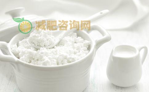 喝牛奶可以减肥吗 脱脂牛奶比低脂牛奶好吗 睡前喝牛奶会发胖吗