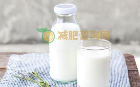 喝牛奶可以减肥吗 脱脂牛奶比低脂牛奶好吗 睡前喝牛奶会发胖吗