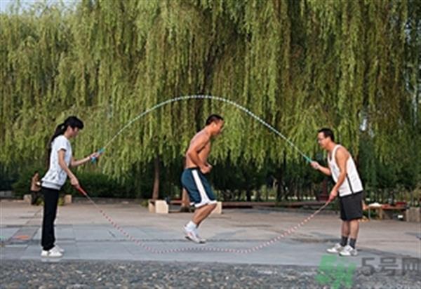 跳绳减肥快还是跑步减肥快？跳绳减肥最佳时间是什么时候？
