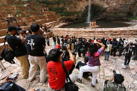 女性体态:光影交织的艺术之美18幅梦幻人体摄影展现生命的律动(图1)