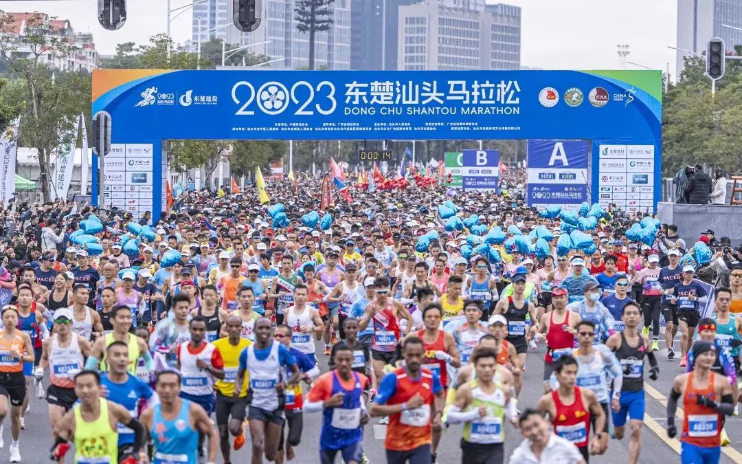 粤超首轮：快乐足球点燃城市激情12万人共同见证精彩时刻(图1)